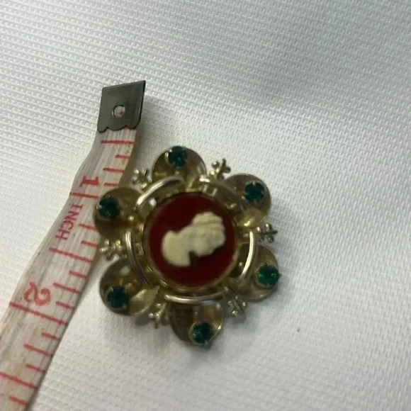 Coro cameo 1940s red and green colored stone gold Brooch 1946 - Picture 2 of 2